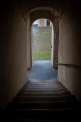 Obraz premium Stretta scala antica scende per aprirsi sul cortile.