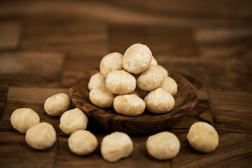 Macadamia Nüsse Macadamia integrifolia auf Olivenholz