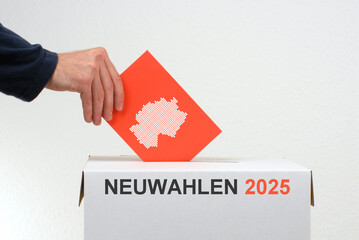 Neuwahlen 2025 in Deutschland - Stimmzettel mit Wahlurne