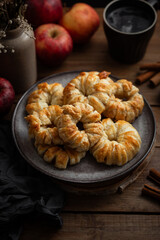 donuts roulés feuilletés aux pommes et cannelle