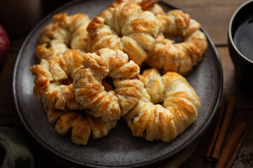 donuts roulés feuilletés aux pommes et cannelle