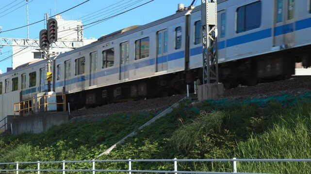 大和駅に到着前の急行電車10両編成