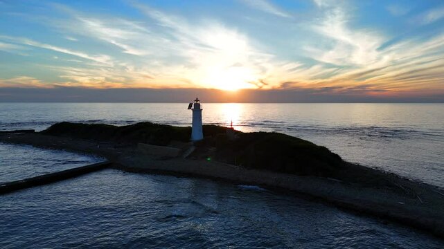 L'isola con il faro di Punta Licosa al tramonto. Costa del Cilento, Italia.
Ripresa aerea del faro di Punta Licosa, in pomeriggio estivo con un tramonto idilliaco.
