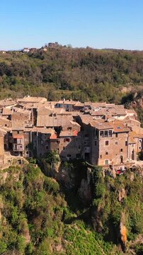 Il borgo medievale di Calcata costruito su una montagna di tufo. Viterbo, Italia.
Vista aerea delle case in tufo del caratteristico borgo di Calcata nella provincia di Viterbo vicino a Roma.