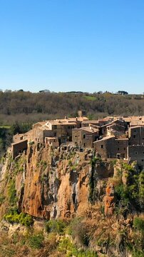 Il borgo medievale di Calcata costruito su una montagna di tufo. Viterbo, Italia.
Vista aerea delle case in tufo del caratteristico borgo di Calcata nella provincia di Viterbo vicino a Roma.