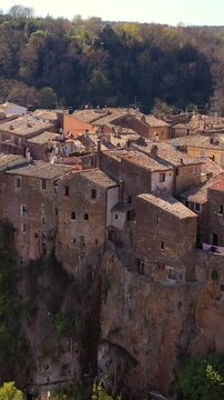 Il borgo medievale di Calcata costruito su una montagna di tufo. Viterbo, Italia.
Vista aerea delle case in tufo del caratteristico borgo di Calcata nella provincia di Viterbo vicino a Roma.