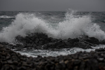 폭풍에 거센 파도가 부서지는 해안 © jongchun