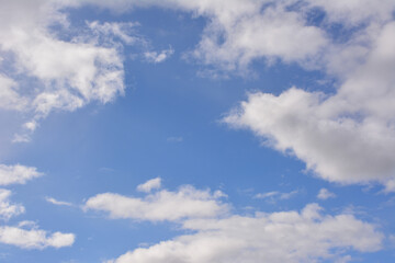 Obraz premium a blue sky with a few clouds and a gap between the clouds