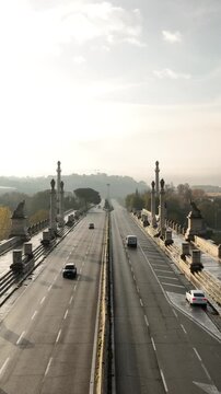 Il viadotto di Corso Francia a Roma, Italia.
Vista aerea del ponte di Corso Francia che attraversa il fiume Tevere a Roma, in una mattina d'inverno.
