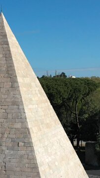 La Piramide Cestia e Porta San Paolo nel quartiere Ostiense di Roma. Italia. 
Ripresa aerea con drone del quartiere Ostiense di Roma.
