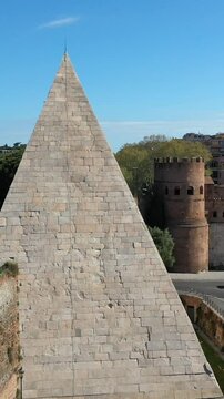 La Piramide Cestia e Porta San Paolo nel quartiere Ostiense di Roma. Italia. 
Ripresa aerea con drone del quartiere Ostiense di Roma.