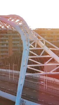Il moderno ponte Spizzichino del quartiere Ostiense a Roma. Italia.
Vista aerea panoramica all'alba del ponte sulla ferrovia.