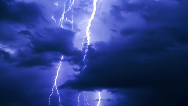幻想の雷光 - 夜を照らす青と紫の幻想的なエネルギーが舞う雷エフェクト。 真夜中の空と大地を明るく照らす、無数の雷が走ります。雷の迫力と神秘性が共存する幻想的な演出です。SF作品やファンタジー作品にぴったりの映像素材です。壮大なエネルギーの流れを感じさせる、印象的でインパクトのあるシーンをお楽しみください。
