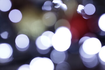 Una toma de cerca de una fondo abstracto de luces de navidad de diferentes colores en la oscuridad. Desenfoque bokeh © Elika R