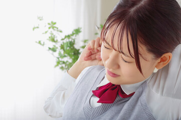 勉強の疲れがたまっている女子高生