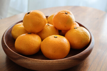 皿に置いたたくさんのみかん