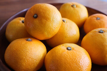 皿に置いたたくさんのみかんのアップ
