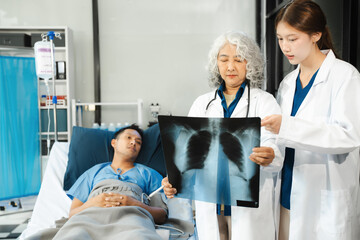 Obraz premium doctor talking to male patient at bed in hospital.