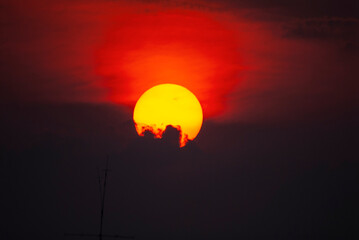 Il sole e le nuvole al tramonto