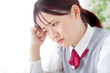 真剣な表情で勉強に取り組む女子高生