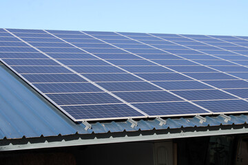 Fototapeta premium Panneaux solaires sur hangar agricole