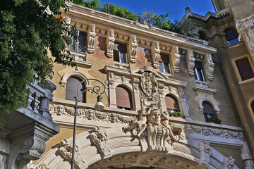 Fototapeta premium Roma, case, palazzi, strade, fontane ed architettura del quartiere Coppedè