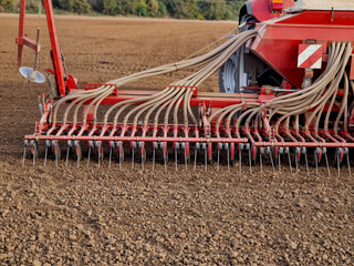 universal precision seeding machine for corn, sunflower, field beans, non-pelleted beets, pelleted beets, dwarf beans, soybeans, peas and many other types of seeds. It can be used.