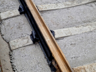 precise laying of tracks using leveling devices at the fork in two tram tracks. a layer of gravel above which concrete sleepers are placed. rubber anti-vibration base made of rubber, edge
insreuction