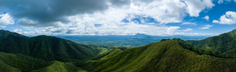 Naklejka premium Panorámica del cerro guazapa, fotografía aérea con dron, foto panorámica 