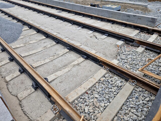 precise laying of tracks using leveling devices at the fork in two tram tracks. a layer of gravel above which concrete sleepers are placed. rubber anti-vibration base made of rubber, edge
insreuction