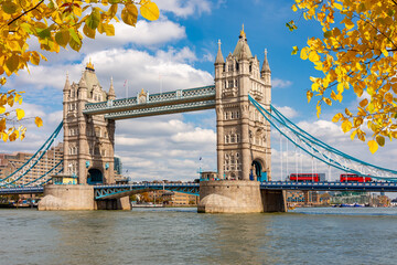 Obraz premium Tower bridge over Thames river in autumn, London, UK