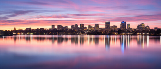 Fototapeta premium Urban Sunset Bliss: City Skyline Reflections
