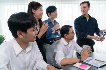 Obraz premium Data analysts team of office worker collaborate on business intelligence BI dashboard to analyze financial, trend, and marketing data. BI software utilization drive business success. Prudent