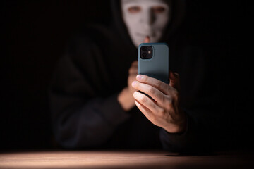 闇バイト・スマホ・マスクの男
