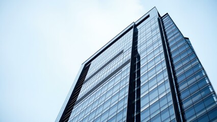 Obraz premium Modern Skyscraper against Clear Blue Sky: Perfect for Urban Landscape Photography and Architectural Design Inspiration