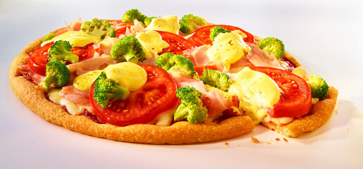 Pizza mit Tomaten Brokkoli Schinken und heller Sauce mit herausgeschnittenem Slice, Pizza, Italien, Tomaten, isoliert