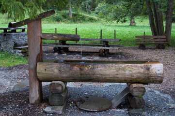 Fuente de agua de madera con chorrillo de agua.