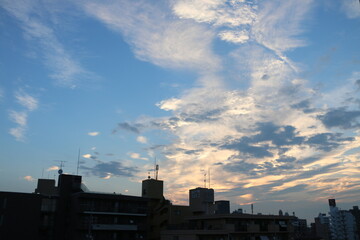 夕暮れの街と広がる雲