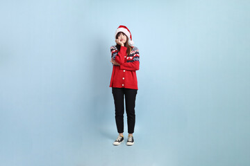 Obraz premium Woman wearing Santa hat