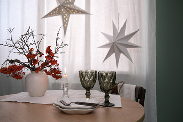 Create an Elegant Holiday Table Setting that Features Beautiful Decorative Elements