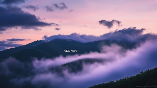 Verschwommene Berge in der Morgenr&ouml;te mit inspirierendem Zitat