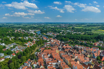 Obraz premium Ausblick auf die ehemalige freie Reichsstadt Donauwörth im Donau-Ries