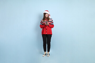 Obraz premium Woman wearing Santa hat