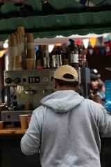 hombre de espaldas vendiendo café al aire libre 