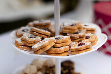 galletas rellenas con mermelada y espolvoreadas con azúcar flor impalpable sobre un exhibidor