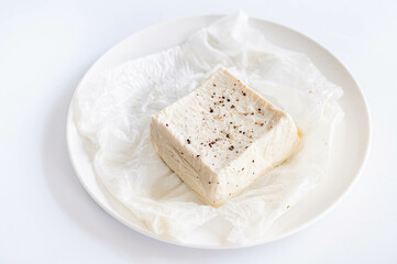 水抜きした豆腐に塩とブラックペッパーをかける