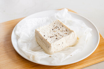 水抜きした豆腐に塩とブラックペッパーをかける