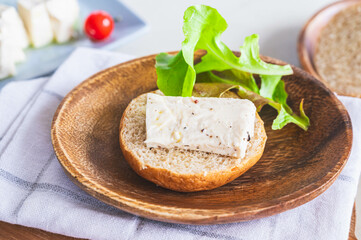 ライ麦パンにのせた手作り豆腐チーズ