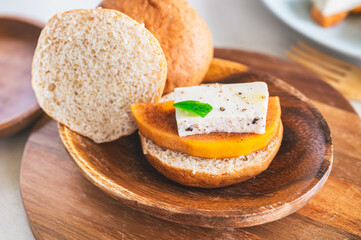 ライ麦パンに挟む柿と豆腐チーズ