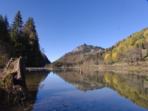 lac de Bellevaux en automne avec reflets des arbres et de la montagne, situ&eacute; dans le Chablais dans les Alpes